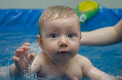 赤ちゃんのためのプール - 早期の水泳 赤ちゃんのためのプール - 早期の水泳