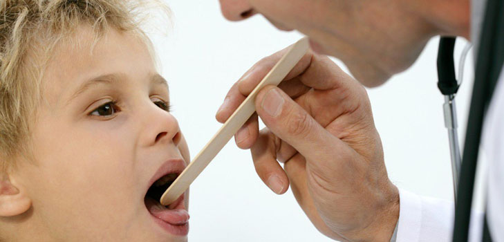 子供に喉の痛みがある場合はどうすればいいですか？