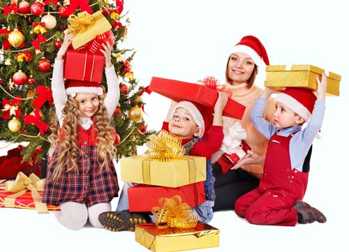 クリスマスツリーの近くの家族