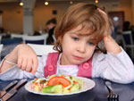 子供が夕食にいたずらされている場合