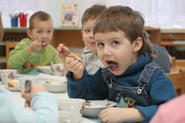 子供が夕食にいたずらされている場合