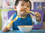子供にスプーンとフォークを食べさせる方法を教えてください。 子供にスプーンとフォークを食べさせる方法を教えてください。