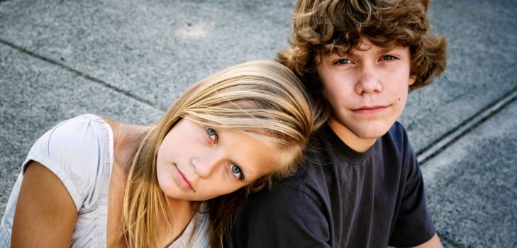 男の子と女の子の移行年齢はどのように現れていますか？