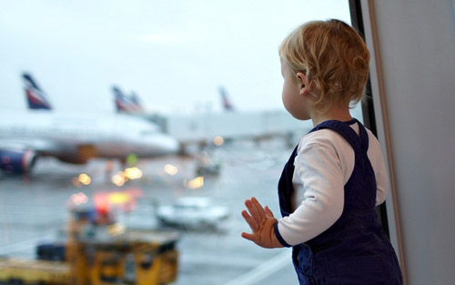 飛行機に乗っている小さな子供：経験豊富な両親の助言