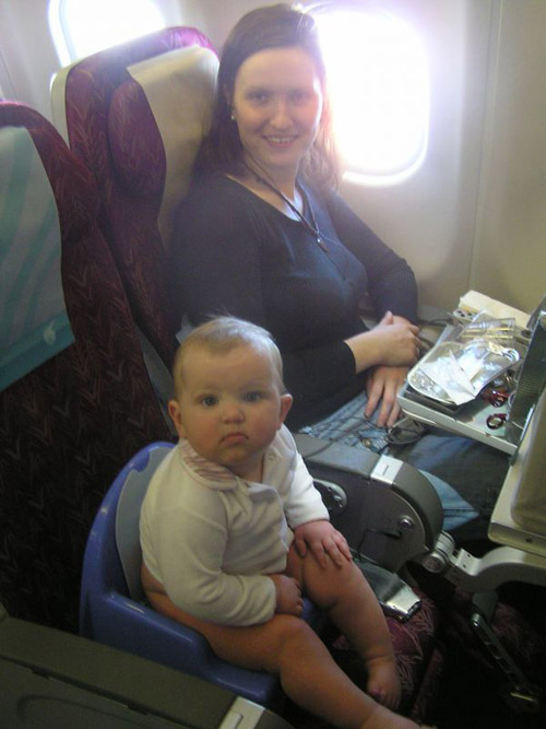 飛行機に乗っている小さな子供：経験豊富な両親の助言