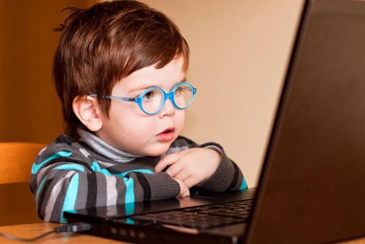 コンピュータの孤独な子供たち：それは良いか悪いですか？