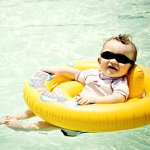 1歳の赤ちゃんと一緒に休む