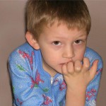 子供は爪につかまえます：どうしたらいいですか？