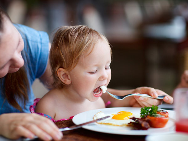 子供のメニュー上の揚げ物：どのように、いつ、どのくらい