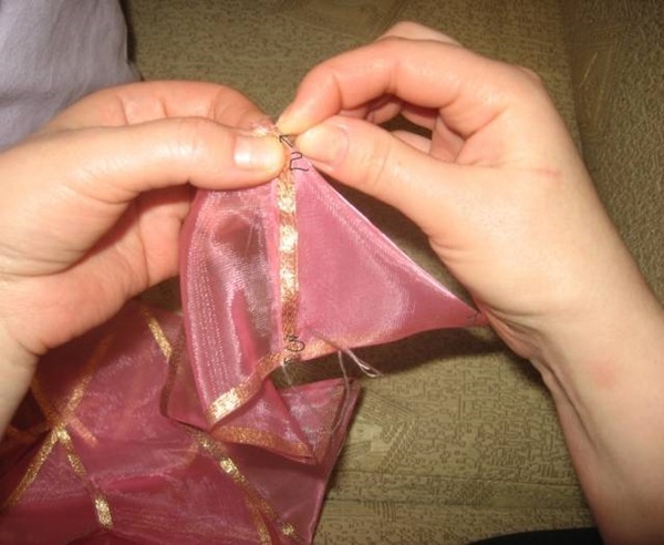 あなた自身の手でサテンリボンの弓を作る方法
