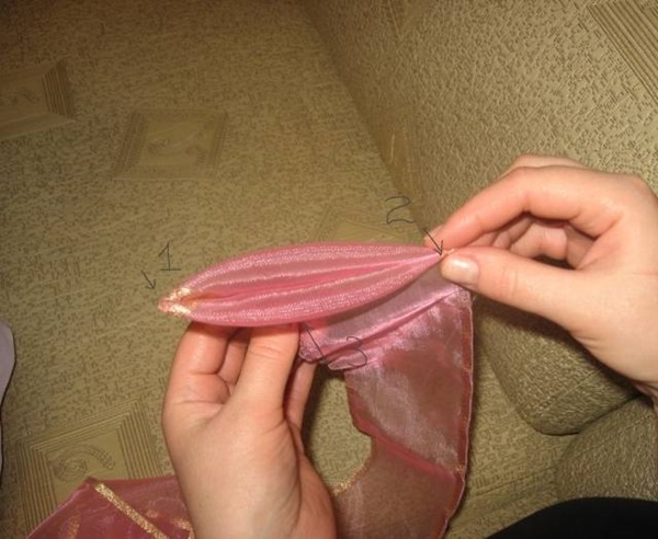 あなた自身の手でサテンリボンの弓を作る方法