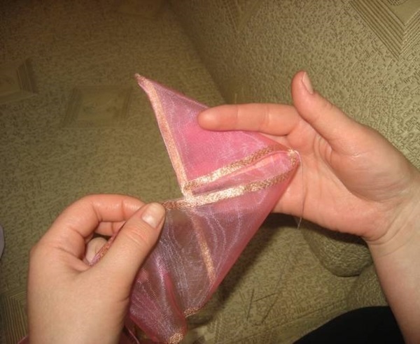 あなた自身の手でサテンリボンの弓を作る方法