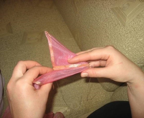 あなた自身の手でサテンリボンの弓を作る方法