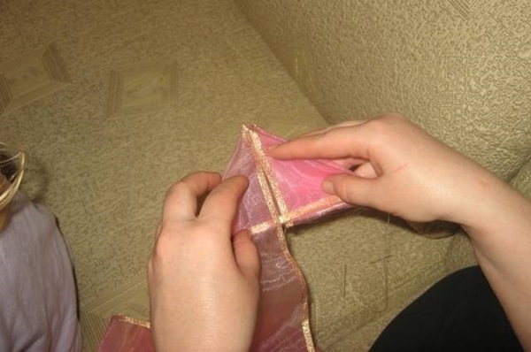 あなた自身の手でサテンリボンの弓を作る方法