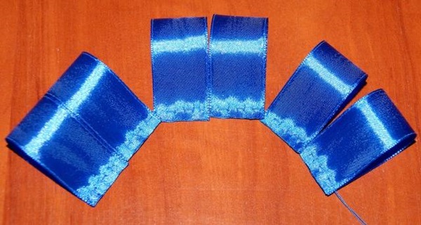 あなた自身の手でサテンリボンの弓を作る方法