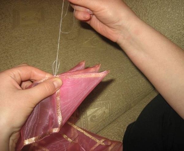 あなた自身の手でサテンリボンの弓を作る方法