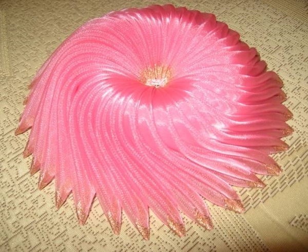 あなた自身の手でサテンリボンの弓を作る方法