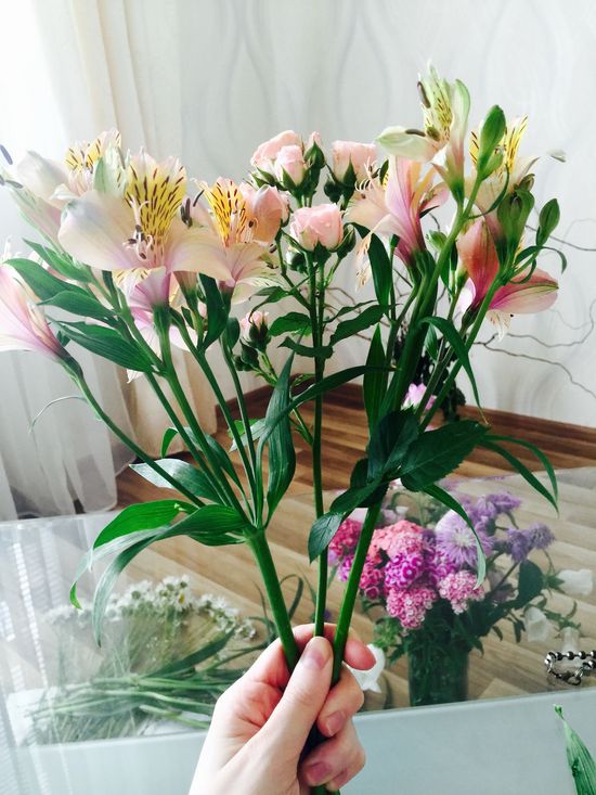 花束の中に花を敷く