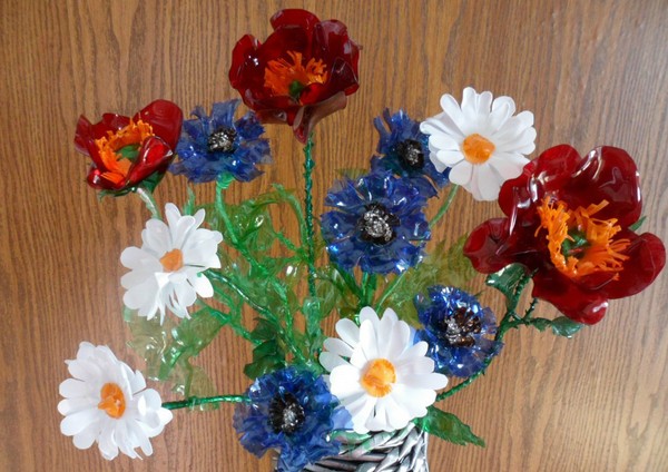 プラスチックボトルからの花：自分の手でプラスチック工芸品を作るためのマスタークラス
