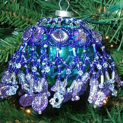 自分の手でクリスマスツリーのおもちゃ