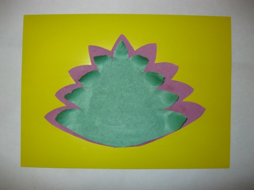着色された紙で作られたすばらしい孔雀