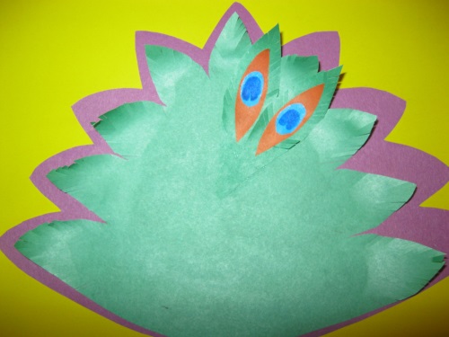 着色された紙で作られたすばらしい孔雀