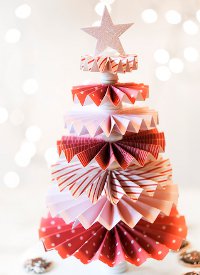 紙からクリスマスツリーを作る方法