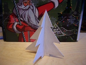 作られていますが、ボール紙のクリスマスツリーではありません 収集されたクリスマスツリー