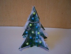 段ボールからクリスマスツリーを作る方法:あなた自身の手で新年のマスタークラス