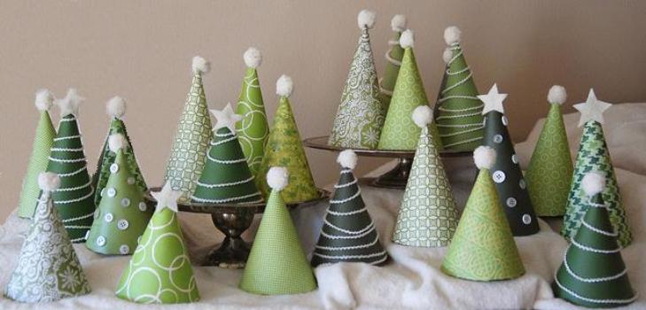 ボール紙で作ったクリスマスツリー