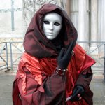 ハロウィンのために自分の手でマスクを作る方法は？