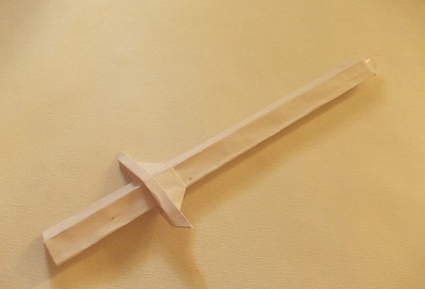あなた自身の手で紙から剣を作る方法