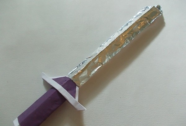 あなた自身の手で紙から剣を作る方法