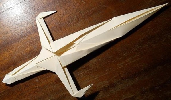 あなた自身の手で紙から剣を作る方法