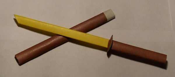 あなた自身の手で紙から剣を作る方法