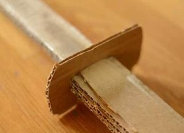 あなた自身の手で紙から剣を作る方法