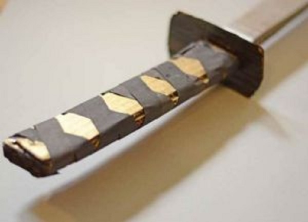 あなた自身の手で紙から剣を作る方法
