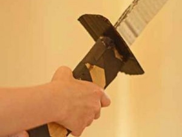 あなた自身の手で紙から剣を作る方法