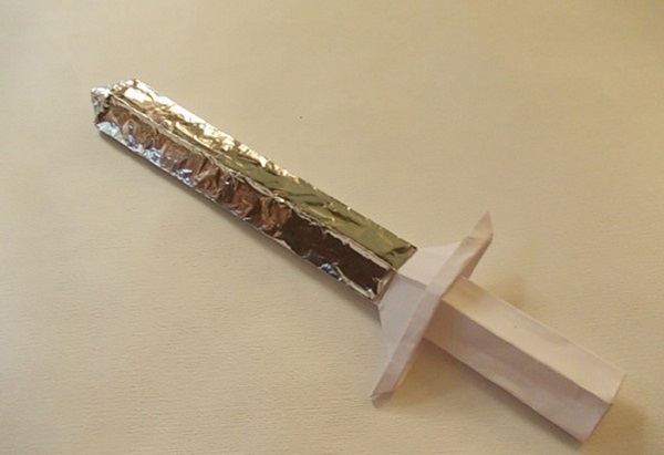あなた自身の手で紙から剣を作る方法