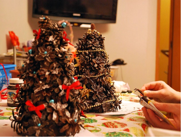 クリスマスツリーを飾る