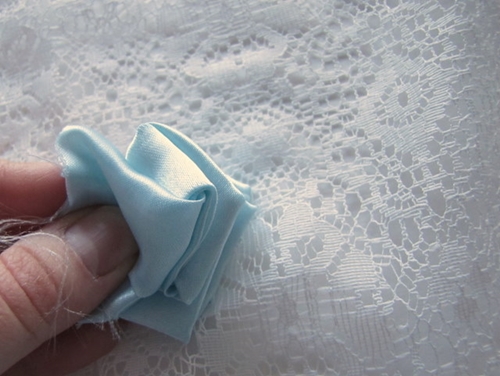 あなた自身の手でアトラスからバラを作る方法