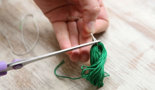 自分の手で糸からイヤリングを作る方法