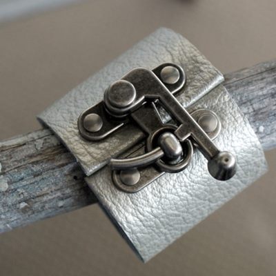 ワイドメンズレザーブレスレットを作る方法