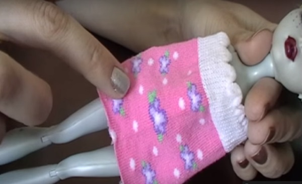 あなたの手で人形服を縫う方法