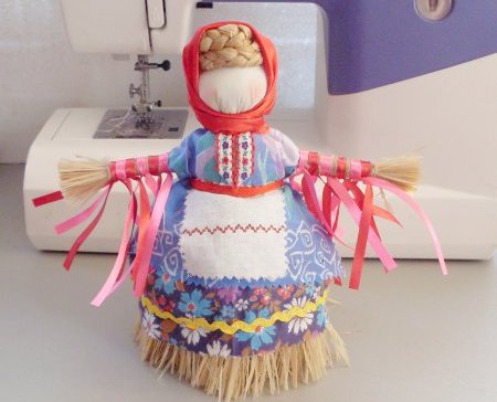 Maslenitsa人形は私たち自身の手で作っています。