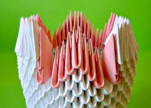 モジュールから白鳥の折り紙を作る方法 - 写真とビデオを使った段階的な指示