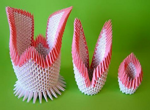 モジュールから白鳥の折り紙を作る方法 - 写真とビデオを使った段階的な指示