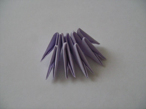 モジュールから白鳥の折り紙を作る方法 - 写真とビデオを使った段階的な指示