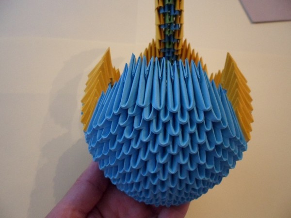 モジュールから白鳥の折り紙を作る方法 - 写真とビデオを使った段階的な指示