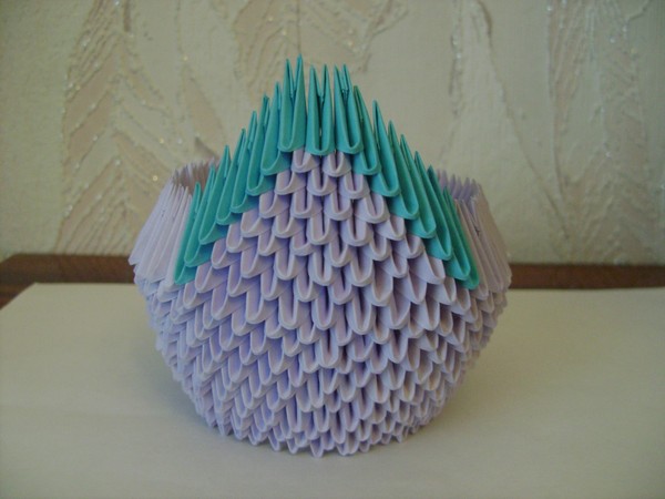 モジュールから白鳥の折り紙を作る方法 - 写真とビデオを使った段階的な指示